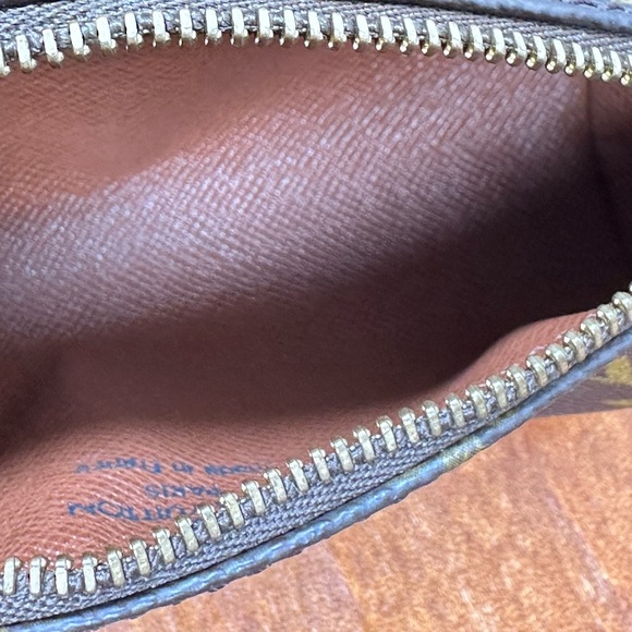 Auth Louis Vuitton Monogram Papillon
Pouch - Picture 10 of 16